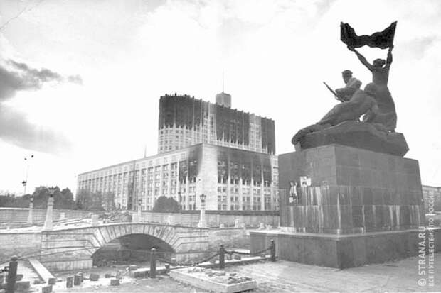 Белый дом и Горбатый мост. 1993 год. Фото: Pastvu.com. Strana.Ru