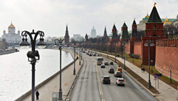 Кремлевская набережная и Московский Кремль. Архивное фото