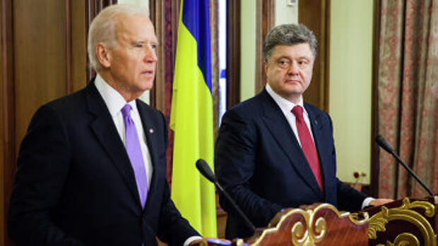 Вице-президент США Джо Байден (слева) и президент Украины Петр Порошенко во время пресс-конференции