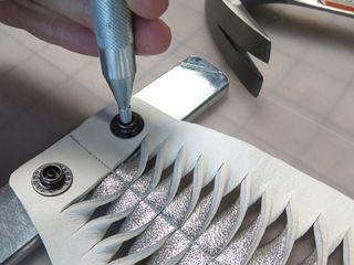 Двухцветные браслеты с прорезями, из кожи (Diy)
