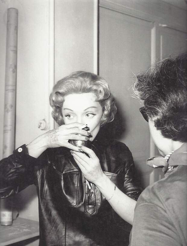 1956. Марлен Дитрих на съемках фильма «История в Монте-Карло». Мюнхен 1956. Марлен Дитрих на съемках фильма «История в Монте-Карло». Мюнхен