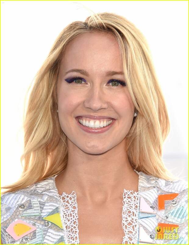 brittany-snow-anna-camp-mtv-movie-awards-2015-04