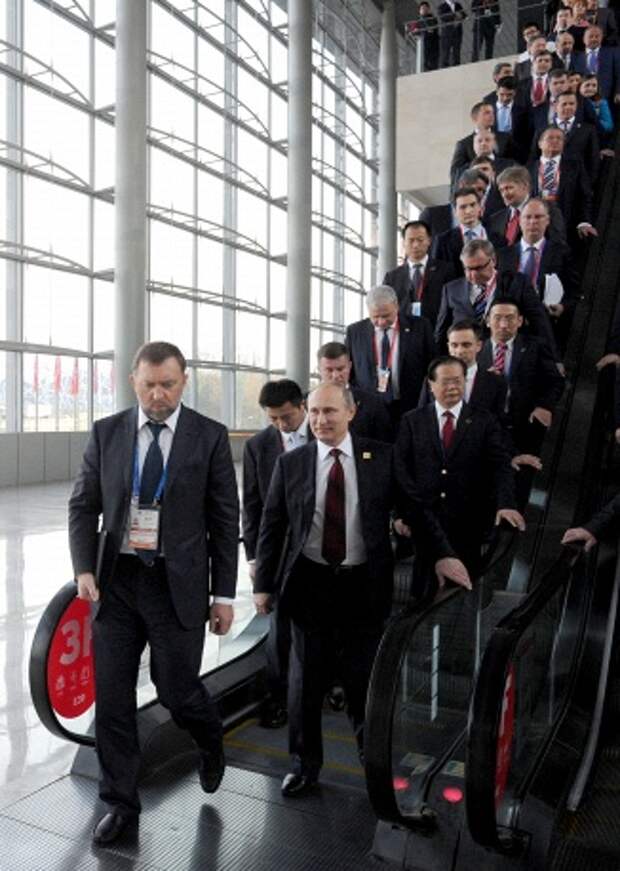 Председатель правления, генеральный директор ОК "РУСАЛ" Олег Дерипаска и президент РФ Владимир Путин на деловом саммите форума АТЭС