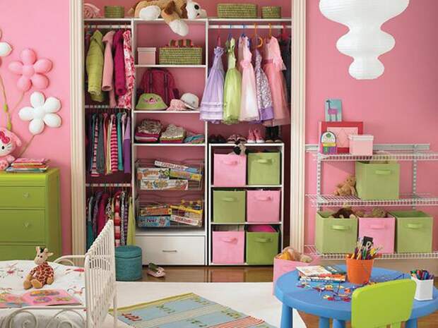 Яркая атмосфера в симпатичной комнате для хранения одежды, насыщенна детской обстановкой.