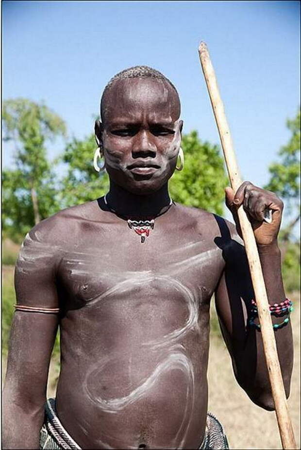 Воины африканского племени мурси фотографируются за деньги