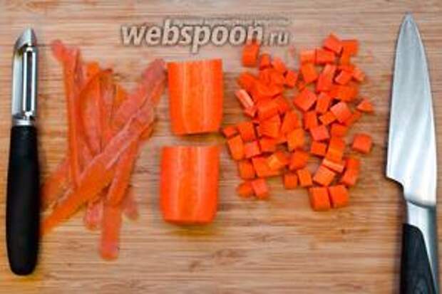 Чистим и режем кубиками морковь.