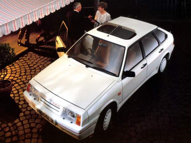 Интересно, что 12-миллионным автомобилем ВАЗ 6 июля 1989 года стала именно праворульная модификация «девятки». праворульный автомобиль, правый руль, экспорт