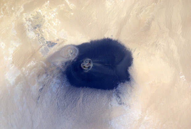 Оазис, засыпанный вулканическим пеплом: самое удивительное место Сахары