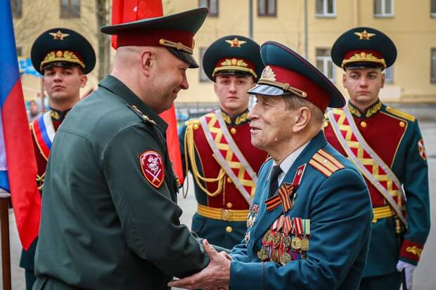 Росгвардейцы Петербурга устроили для ветеранов парад во дворах