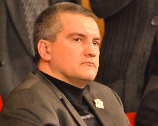 Аксенов настоятельно попросил чиновников и силовиков Крыма сдать украинские паспорта Аксенов настоятельно попросил чиновников и силовиков Крыма сдать украинские паспорта