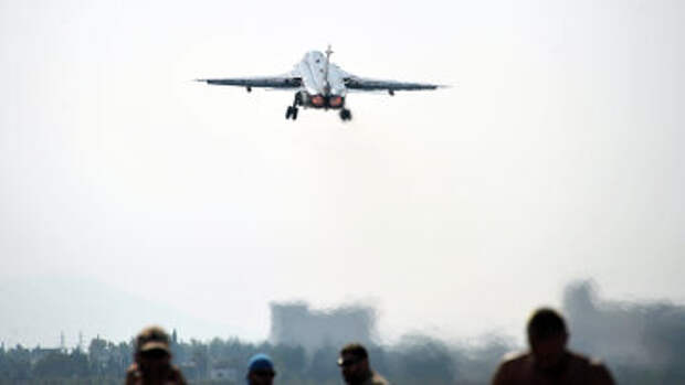 Истребитель Воздушно-космических сил РФ СУ-30СМ взлетает с авиабазы Хмеймим в сирийской провинции Латакия. Архивное фото