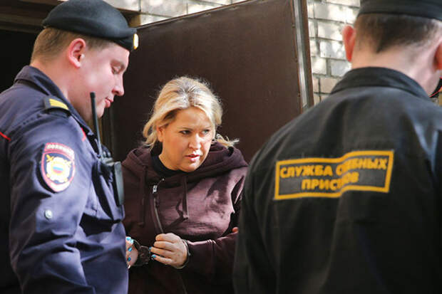 Евгения Васильева, приговоренная к пяти годам лишения свободы в колонии общего режима по делу о хищениях в «Оборонсервисе», на выходе из здания Пресненского суда