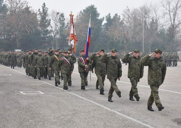 На российской военной базе в Таджикистане состоялся торжественный митинг, посвященный началу нового учебного года в ВС РФ