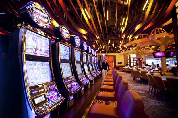 Третьей по величине игорной зоной после Макао и Лас-Вегаса считается Сингапур. 40-летний запрет на азартные игры был снят здесь в 2005 году. Легально действует лишь два казино - Resorts World Sentosa и Marina Bay Sands. На фото: интерьер казино Sentosa  