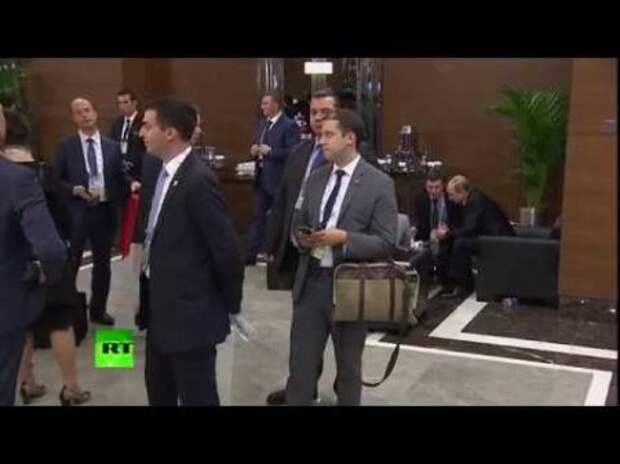 СМИ разоблачили ушастого шпиона с саммита G20 (ВИДЕО)