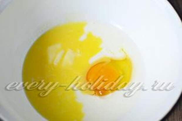растопить маргарин, добавить кефир и яйцо