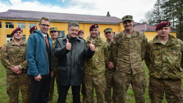 Президент Украины Петр Порошенко и десантники 173-й бригады армии США перед началом украинско-американских командно-штабных учений "Фиарлес Гардиан - 2015"