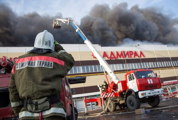 Столб черного дыма над зданием было видно за несколько километров