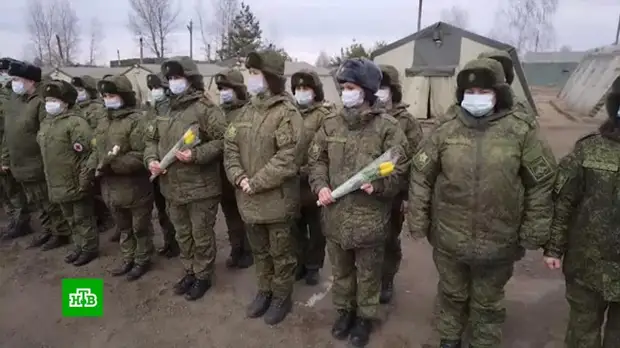 Торжественное построение: сотрудницы полевого госпиталя принимают поздравления с 8 Марта