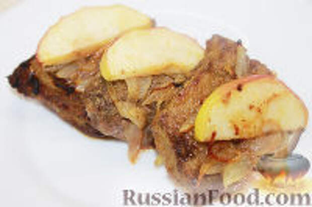 Фото к рецепту: Говяжья печень с яблоками и луком (по-берлински)