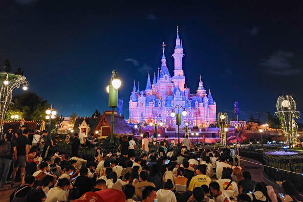 Британец толкнул подростка в очереди на аттракцион в Диснейленде и был арестован