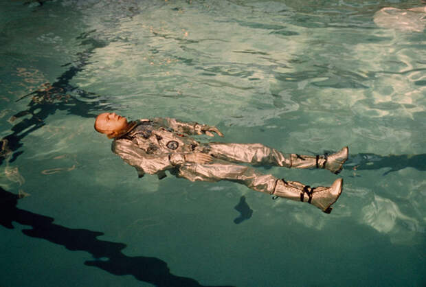 33. Нил Армстронг плывет в своем скафандре в бассейне, 1967 national geographic, история, природа, фотография