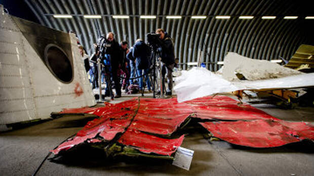 Обломки самолета Boeing 777 в ангаре на авиабазе Gilze-Rijen, Нидерланды. Архивное фото