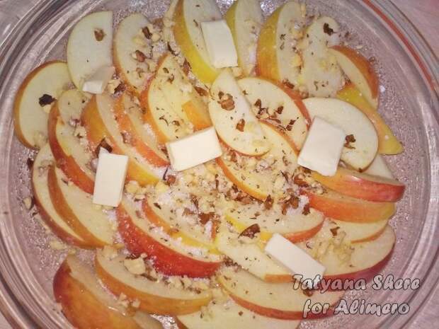 Запеченные яблоки с орехами