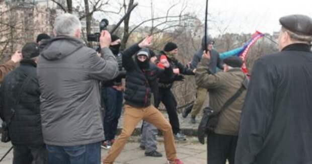 Как было на самом деле: вчера в Киеве националисты позорно бежали от пенсионеров Как было на самом деле: вчера в Киеве националисты позорно бежали от пенсионеров