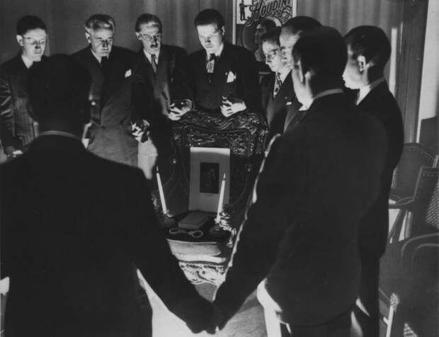 Спиритический сеанс на Хэллоуин в 1946 году в Детройте.