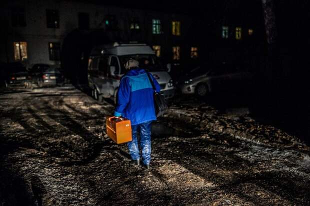 Будни работников Скорой помощи: на смену как на войну Будни работников Скорой помощи: на смену как на войну Российское здравоохранение, подвиг