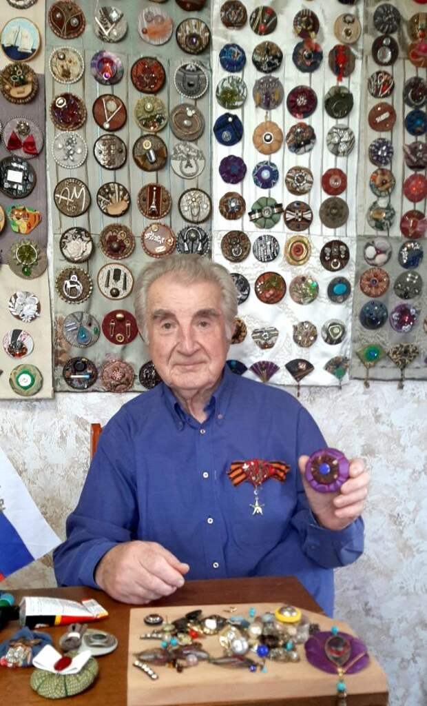 Житель Южного Медведкова коллекционирует броши в стиле стимпанк