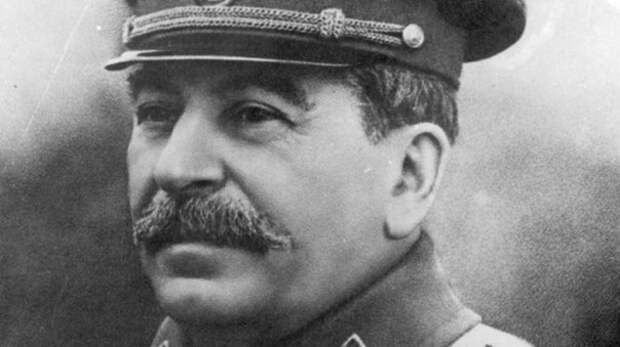 Новости либерального ТВ и две гвоздики товарищу Сталину
