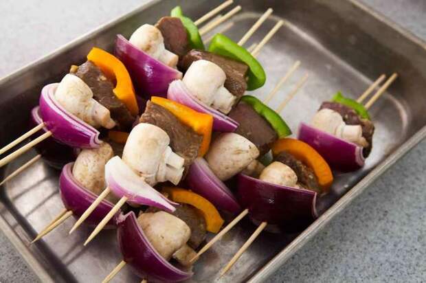 Секрет правильного шашлыка на шпажках очень прост. /Фото: assets.simplyrecipes.com