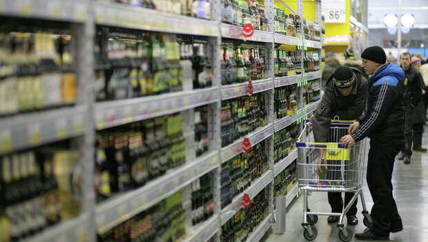 Покупатели выбирают алкогольную продукцию,архивное фото