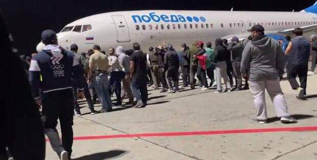 Массовые беспорядки в аэропорту Махачкалы произошли в воскресенье вечером после того, как администрируемые из Украины Telegram-каналы вбросили ложные данные о прибытии в Дагестан рейсов с беженцами –-2