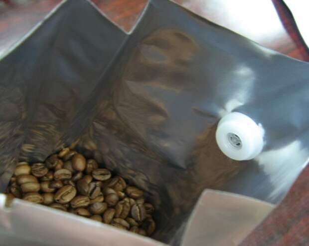 Если в упаковке нет специального отверстия, то это означает, что кофе не упаковывался сразу после обжарки / Фото: russian.alibaba.com