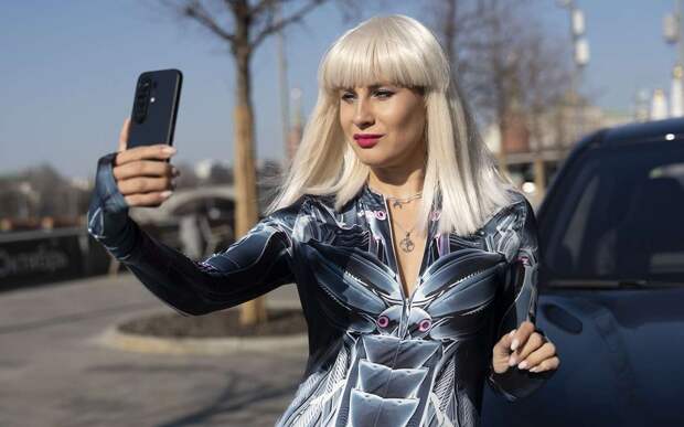 Гуманоидный робот стал ведущим «Разборки недели» и устроил фотосессию с помощью новейшего смартфона CAMON 50