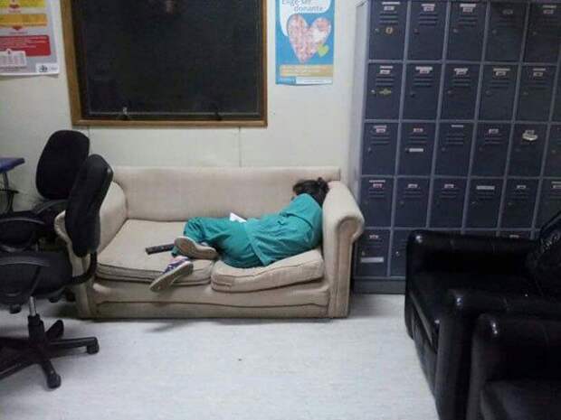 Если врач не спит на работе, значит он плохо работает