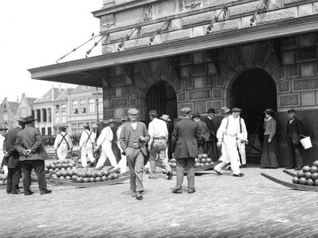 Сырнай рынок в Алкмааре, Голландия Сырнай рынок в Алкмааре, Голландия ХХ век, винтаж, восстановленные фотографии, европа, кусочки истории, путешествия, старые снимки, фото