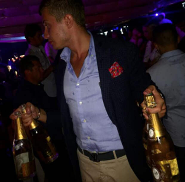 Российская золотая молодежь проявила «патриотизм», распевая гимн РФ в одном из самых дорогих клубов Монако и поливаясь шампанским. ФОТО 