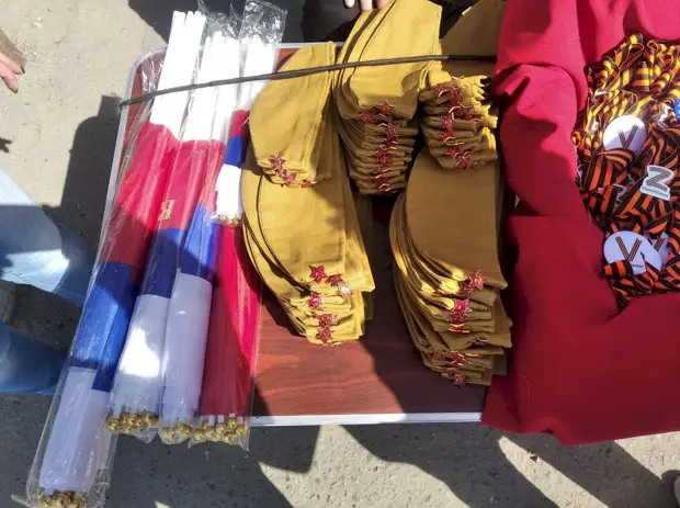 «Вот так и иди». В Барнауле на улицах и в магазинах вместе с символикой к 9 мая появились значки «Za наших»