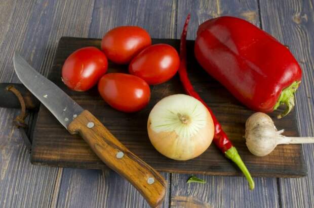 Для приготовления соуса необходимо взять томаты, перец, лук, зелень, растительное масло / Фото: botanichka.ru