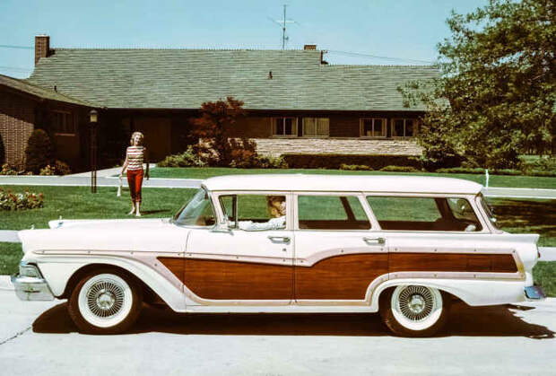 Ford Country Squire.