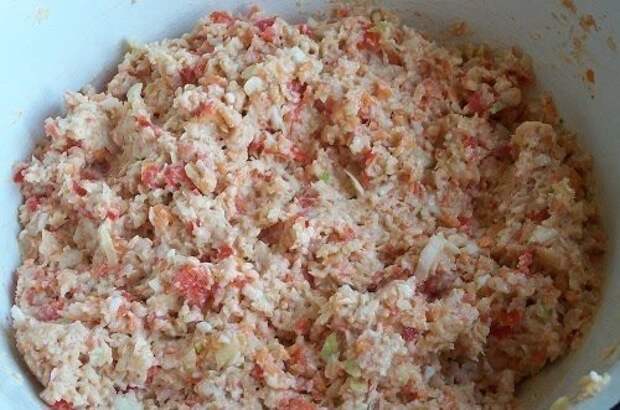 Тефтели в томатном соусе. Добавить в фарш овощи. Мясной фарш для котлет. Фарш с овощами. Жареный фарш с луком.