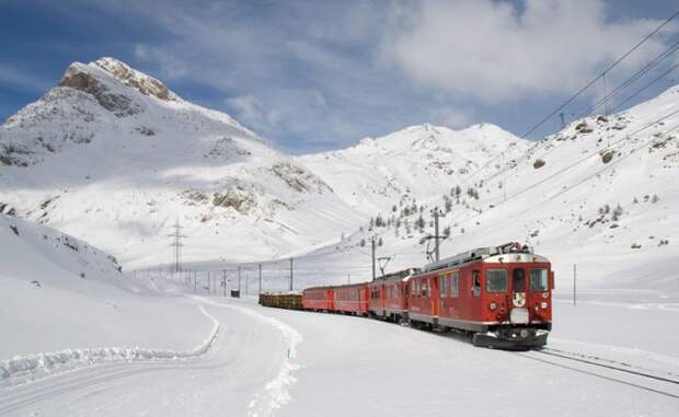Ретийская железная дорога была задумана как средство привлечения туристов в отдаленные и труднодоступные районы Швейцарии.