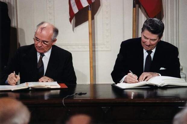 Рейган и Горбачёв подписывают судьбоносный Договор в Белом доме. На снимке Википедии 1987 год. 