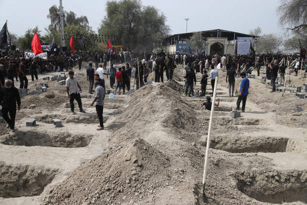 Появились кадры подготовки захоронения для жертв удара по школе в Иране