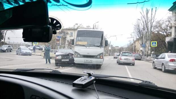 Автомобиль забыл посмотреть влево и устроил ДТП в Севастополе (фото)