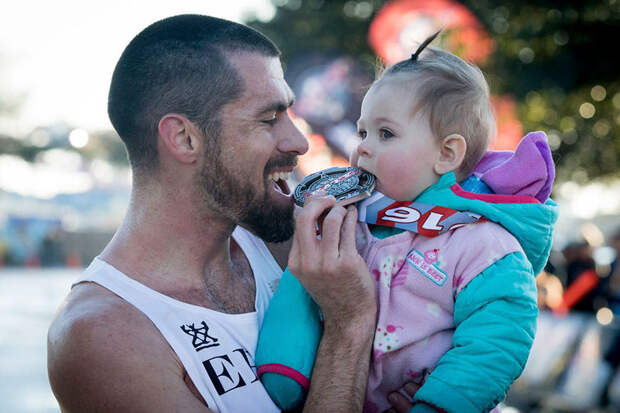dad-wins-marathon-pushing-stroller-baby-daughter-calum-neff-2